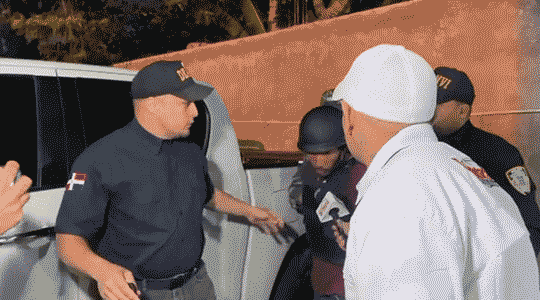 Hombre apresado acusado de incendiar a su esposa mientras era conducido por la PN