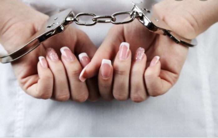 Apresan mujer por supuestos vínculos con narcotráfico