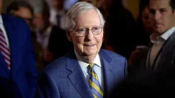 Senador estadounidense Mitch McConnell reaparece tras semanas hospitalizado por una caída
