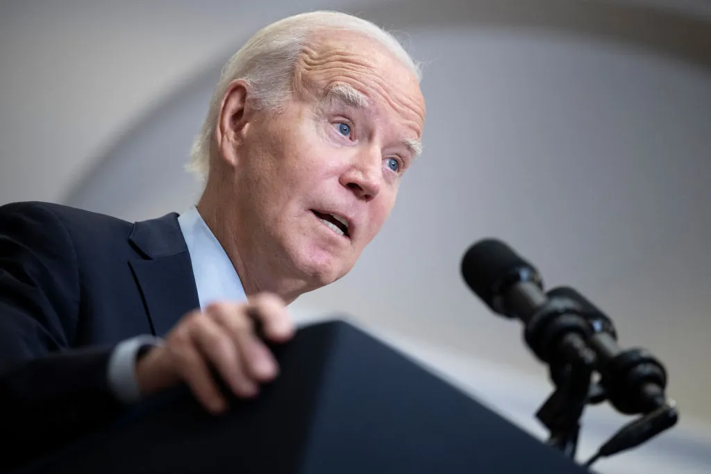 Biden teme que China utilice sus automóviles para espiar y causar problemas en EE.UU. EL NUEVO DIARIO, WASHINGTON. - El Gobierno estadounidense investigará los riesgos a su seguridad nacional que pueden suponer los vehículos conectados a internet, en particular los procedentes de China, según informaron este jueves el presidente de EE.UU., Joe Biden, y el Departamento de Comercio. La investigación podría provocar la prohibición de la venta de este tipo de vehículos chinos en Estados Unidos por el temor de que las autoridades chinas puedan utilizar los automóviles para espiar o provocar problemas en las carreteras del país. "No se necesita mucha imaginación para pensar cómo un Gobierno extranjero con acceso a vehículos conectados puede suponer un grave riego tanto a nuestra seguridad nacional como a la privacidad de los ciudadanos estadounidenses", declaró en un comunicado la secretaria de Comercio, Gina Raimondo. El presidente Biden apuntó directamente a China al afirmar en una declaración que "las políticas de China podrían inundar" el mercado estadounidense con sus vehículos, "planteando riesgos" a la seguridad nacional estadounidense. "No voy a dejar que pase bajo mi mandato", aseguró Biden. El mandatario comparó los vehículos conectados a los teléfonos celulares, que pueden recopilar información delicada tanto de ciudadanos como del país "y enviar esa información a la República Popular de China". Biden también destacó que China restringe la venta en su mercado de vehículos fabricados en Estados Unidos por lo que no considera justo que los automóviles conectados chinos tengan acceso al mercado estadounidense "sin límites". El anuncio de la investigación se produce pocos días después de que la Alliance for American Manufacturing (AMA), que agrupa al sector manufacturero estadounidense, publicó un informe en el que advertía que la llegada a EE.UU. de vehículos de marcas chinas producidos en México sería "catastrófico" para el sector del automóvil. AMA solicitó a EE.UU. el desarrollo de herramientas para impedir su importación. Estados Unidos mantiene desde la Presidencia de Donald Trump (2017-2021) un arancel del 25 % a la importación de automóviles chinos, que se suma al arancel general del 2,5 %, lo que hace económicamente impracticable la venta de estos vehículos en el país. Pero distintos analistas han advertido que empresas chinas como BYD, el mayor fabricante de vehículos eléctricos del mundo, acabarán encontrando la forma de vender sus productos en EE.UU.