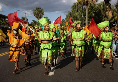 Más de 70 comparsas participan en el desfile de Carnaval