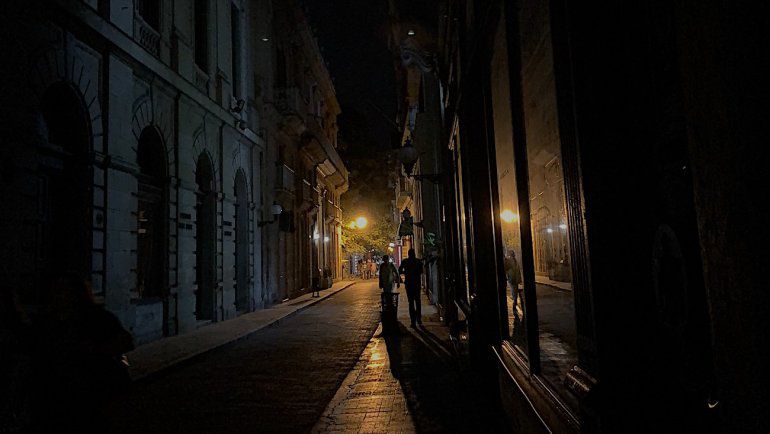 El Gobierno ha desconectado el 74 % del alumbrado público al menos desde finales de 2023 como medida de ahorro ante la escasez de combustible.