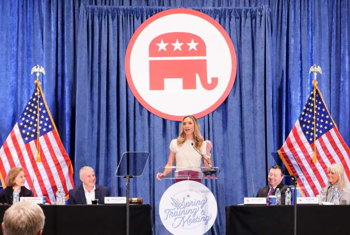Lara Trump, nuera del expresidente estadounidense Donald Trump, habla en la reunión de primavera del Comité Nacional Republicano (RNC).