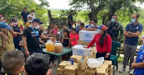 Venezolanos recibiendo ayuda humanitaria