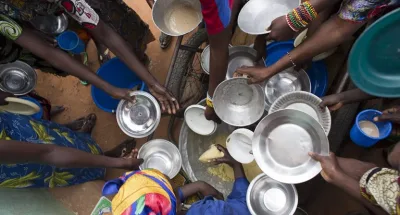 Niños de Haití con platos vacíos