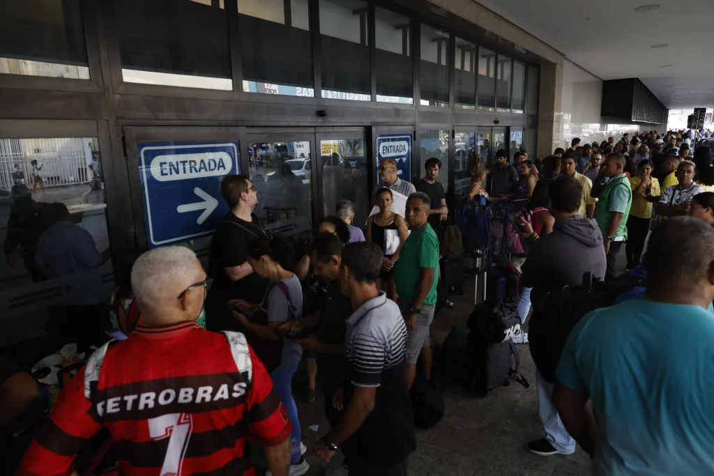 Hombre secuestra autobús con 17 pasajeros