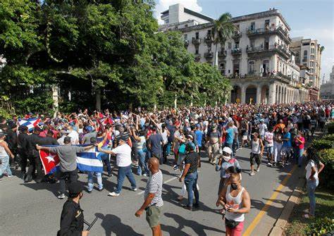 Cubanos protestando