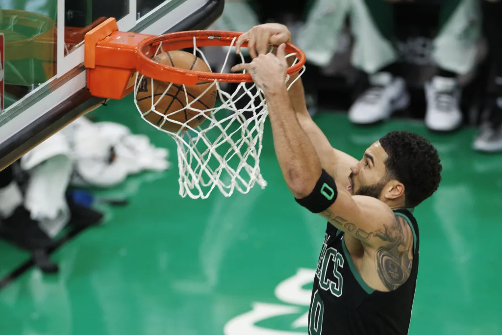 124-113. Tatum y Horford dan a los Celtics la novena victoria seguida