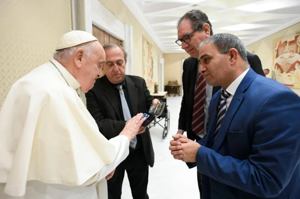 El papa Francisco recibe este miércoles a Bassam Aramin (d) y Rami Elhanan, uno israelí y otro árabe, que perdieron a sus hijas en 2007 y 1997 (Foto: fuente EFE)