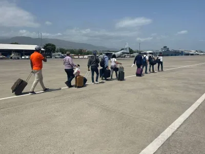 Las evacuaciones de extranjeros desde Haití continúan, pero también las repatriaciones