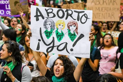 Varias organizaciones presentaron este viernes una demanda en nombre de un grupo de proveedores de aborto contra varias leyes de Ohio, entre ellas una que obliga a las mujeres a esperar un mínimo de 24 horas después de recibir en persona, y de manera obligatoria, información sobre el procedimiento.