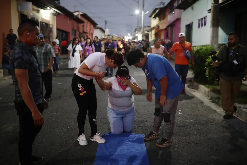 Devotos cubanos mientras realizan la procesión