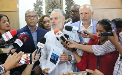 El secretario de políticas públicas Miguel Ceara Hatton mientras habla a la prensa en la entrega del programa de gobierno