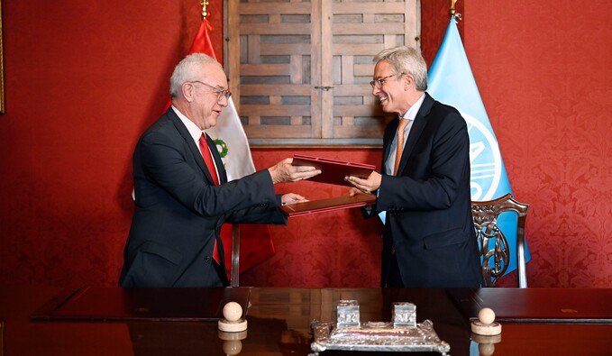 Mario Lubetkin, representante regional para América Latina y el Caribe de la FAO y Peter Camino, vicecanciller peruano