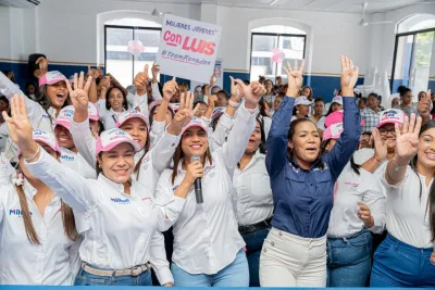 Juramentan movimiento político "Mujeres Jóvenes Team Rosadas'' en apoyo la reelección de Luis Abinader (Foto: Fuente externa)