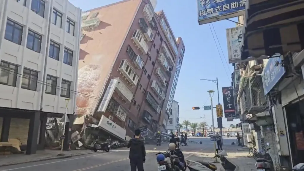 Edificio a punto de colapsar en Taiwán