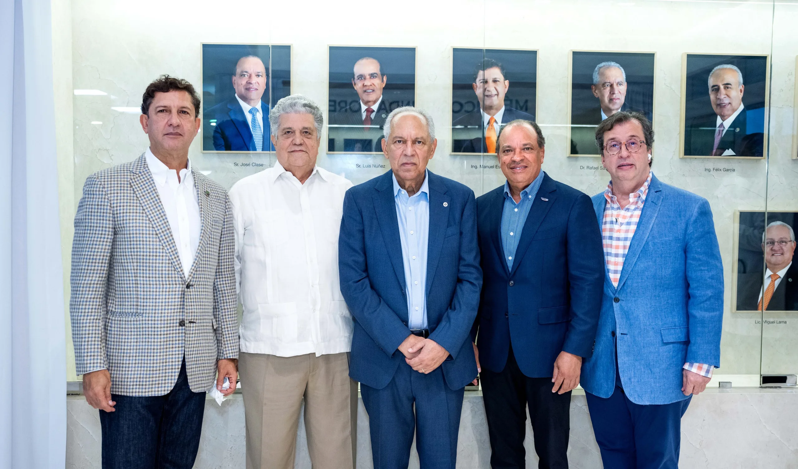 Hospital Metropolitano de Santiago realiza develamiento de galería ...