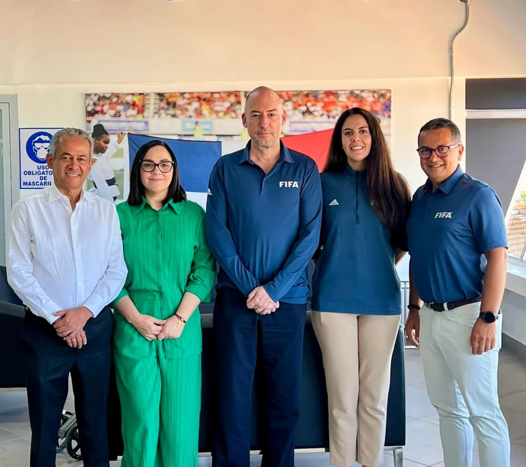 De izquierda a la derecha: Sr. José Francisco Deschamps, presidente FEDOFUTBOL; Elizabeth Mena, CEO Mundial Femenino Sub-17; Jaime Yarza, director general de Torneos de FIFA; Marina San Miguel, directora de Torneos Juveniles de FIFA y Rodolfo Villalobos, representante de UNCAF ante el Consejo Ejecutivo de FIFA (Foto: Fuente externa)