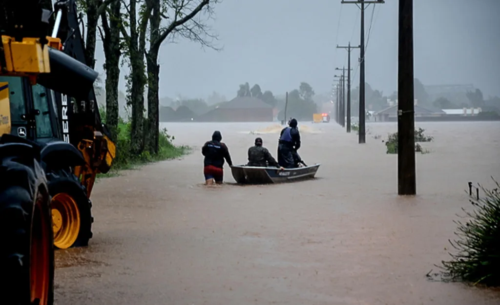 Un grupo de personas se transportan en una canoa en una calle inundada este miércoles, en Santa María, Estado de Río Grande del Sur (Brasil)