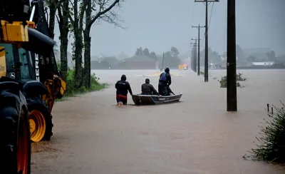 Un grupo de personas se transportan en una canoa en una calle inundada este miércoles, en Santa María, Estado de Río Grande del Sur (Brasil)