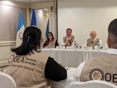 Miembros de la Misión de la OEA reunidos