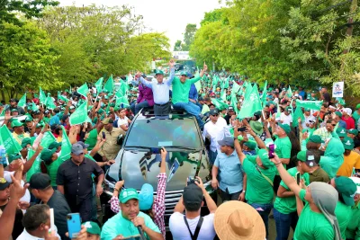 Calles de Salcedo desbordadas de personas en apoyo a Leonel y a candidatos de la alianza Rescate RD (Foto: Fuente externa)