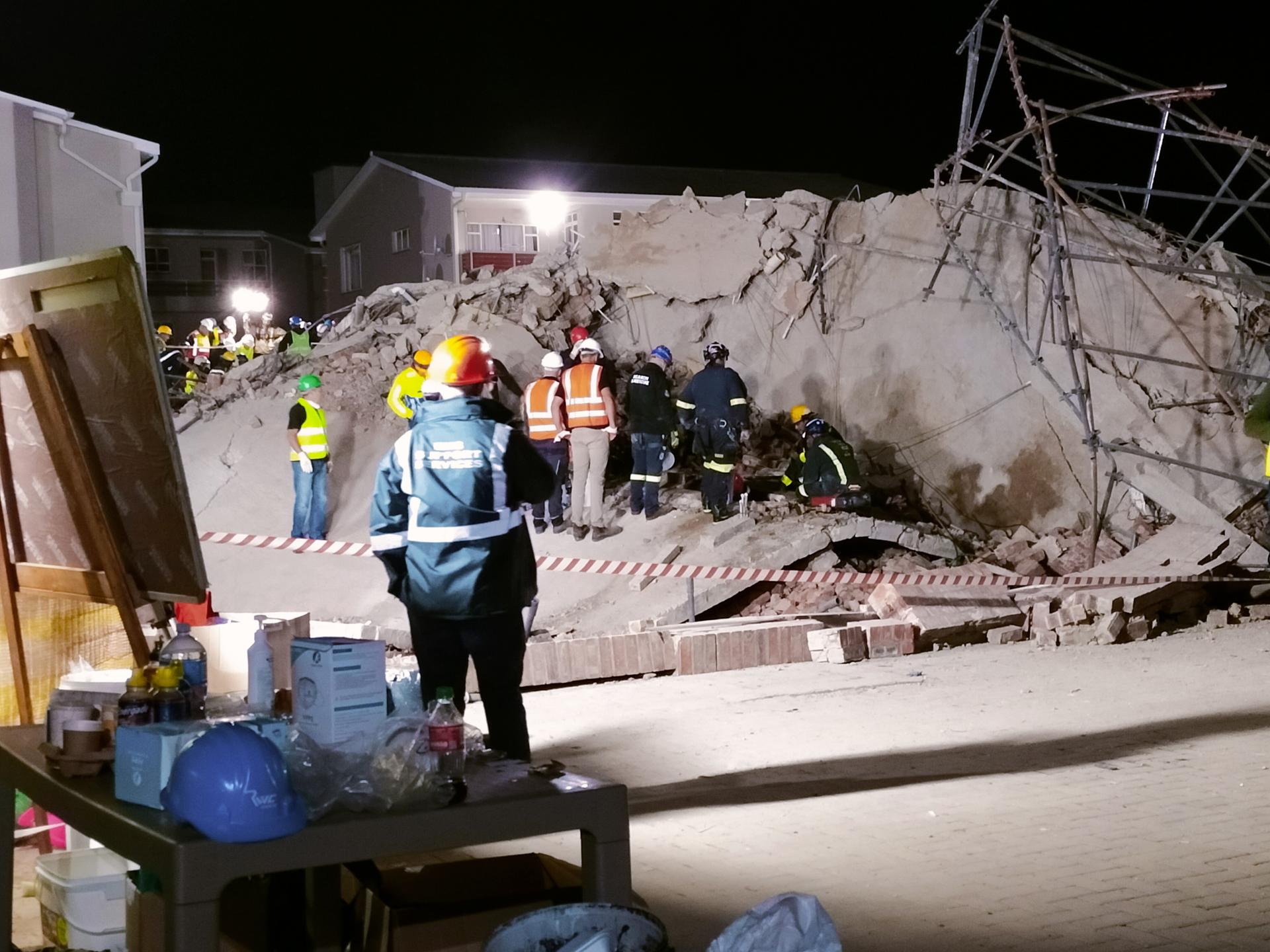 Al menos 30 muertos en el derrumbe de un edificio en Sudáfrica hace una ...
