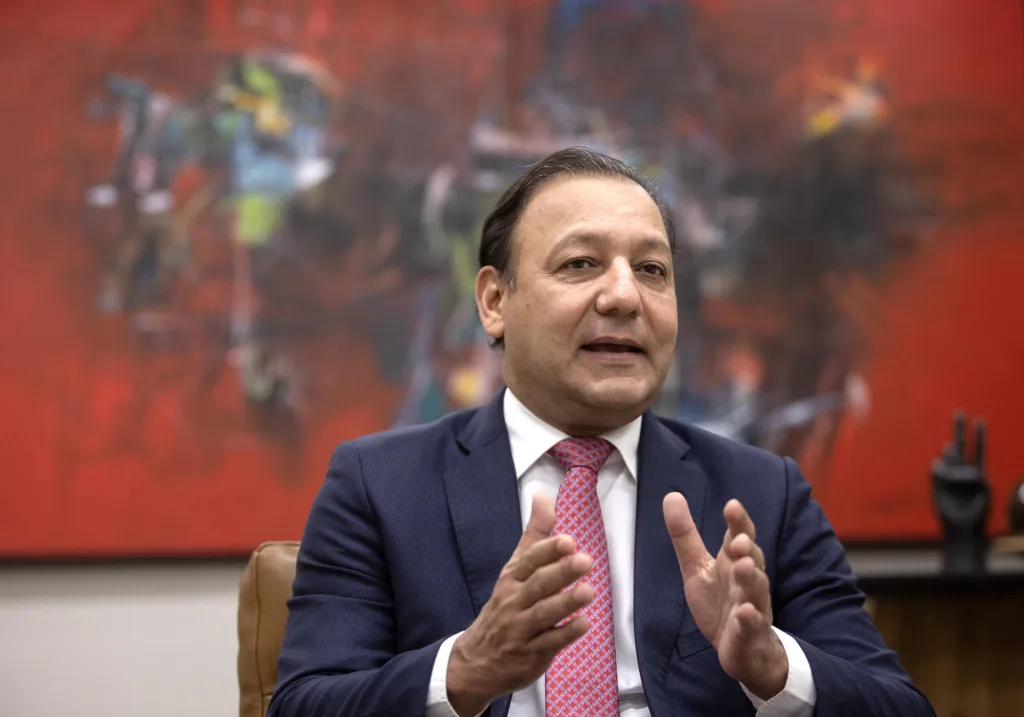 El candidato a la Presidencia de República Dominicana Abel Martínez habla durante una entrevista con EFE, el 13 de mayo de 2024