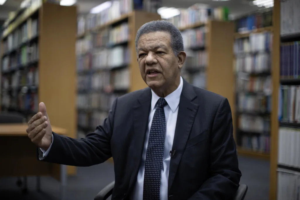 El candidato a la Presidencia de República Dominicana Leonel Fernández durante una entrevista con EFE, este lunes en Santo Domingo