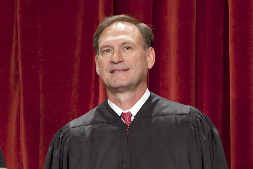 Juez del Tribunal Supremo de EE.UU. Samuel Alito, durante una sesión de fotos en Washington