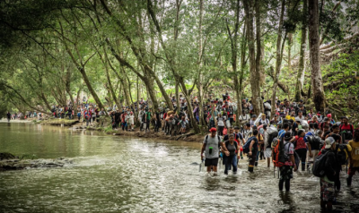 Migrantes cruzando el Darien