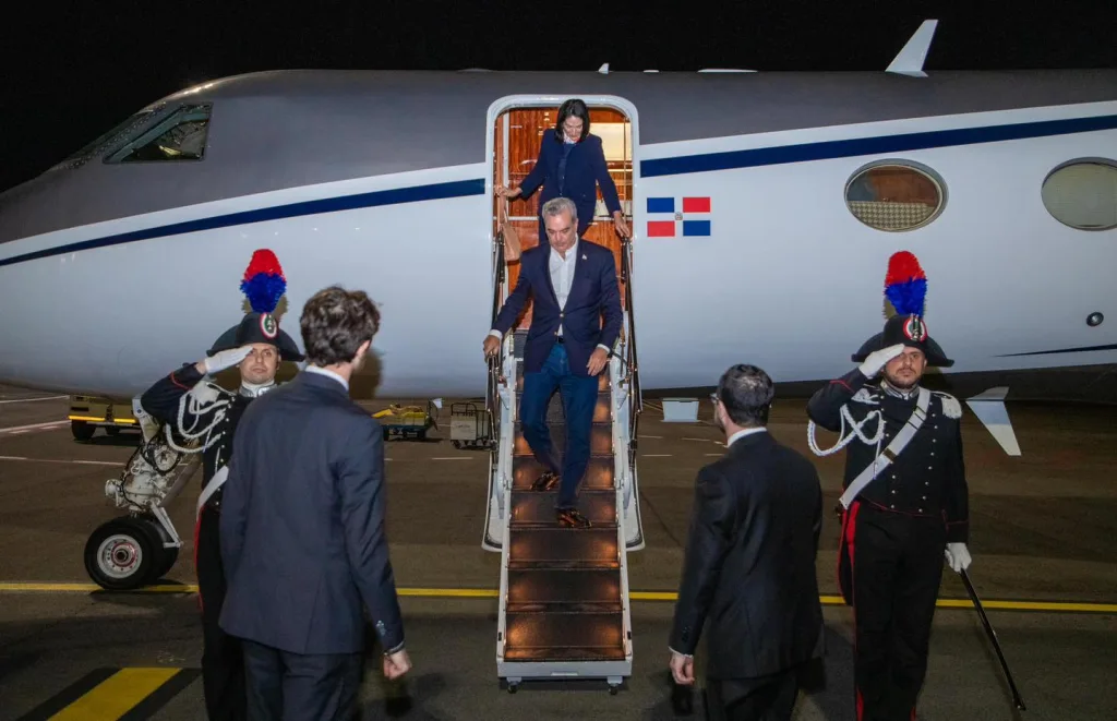 Presidente Abinader durante su llegada a Italia.