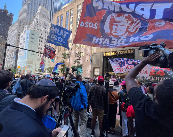 Trumpistas se concentraron este viernes frente a la Torre Trump en Nueva York. (Foto: fuente externa)