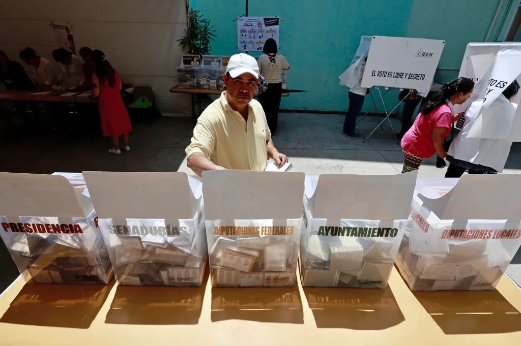 Cierran los centros de votación en la mayoría del territorio de México