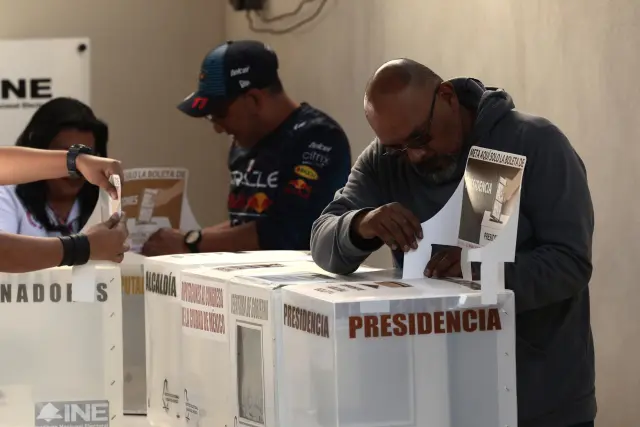 Cierran centros de vvotación en México