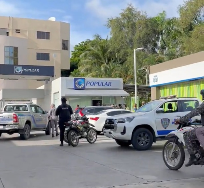 Policía apostados en la sucursal del Banco Popular asaltado este lunes