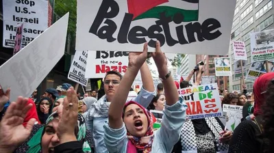 Estudiantes propalestinos mientras protestan por guerra de Gaza