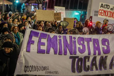 Al grito de 'Ni una menos', mujeres marchan contra la violencia machista en Uruguay