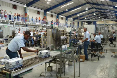 La manufactura aportó 148,600 empleos formales en abril pasado, dice Industria y Comercio