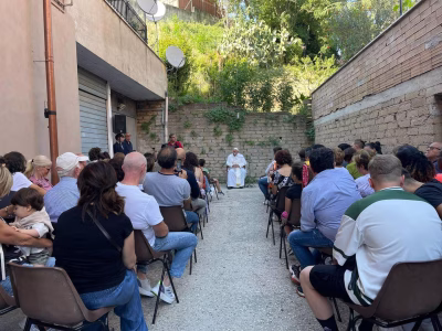 El papa Francisco visitó este jueves un edificio de la periferia de Roma y se reunió y conversó con los vecinos en el patio