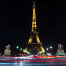 La Torre Eiffel exhibe los 5 aros olímpicos