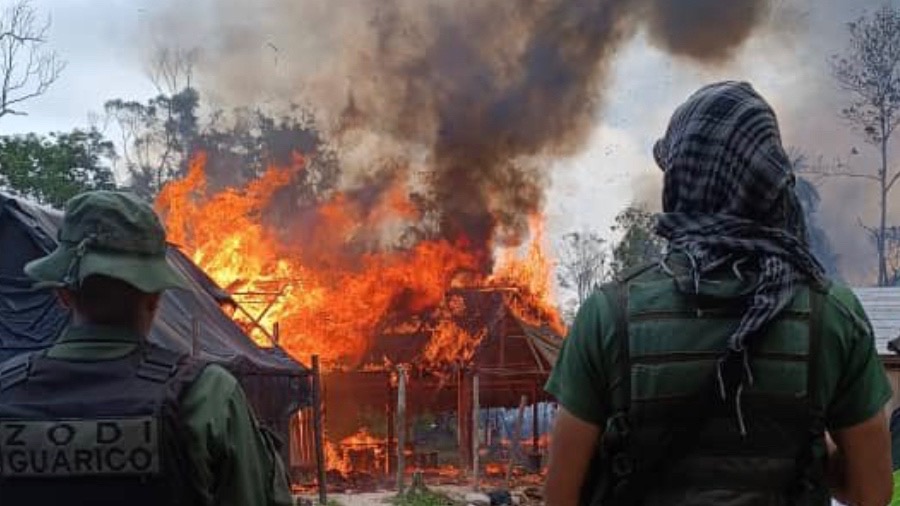 Militares destruyen 50 estructuras usadas para la minería ilegal en Amazonía