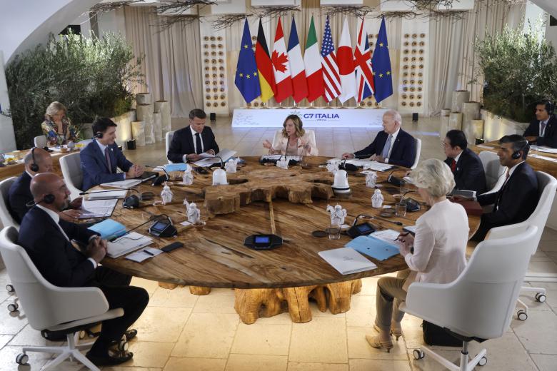 Miembros del G7 durante una cena de gala en el castillo de Brindisi