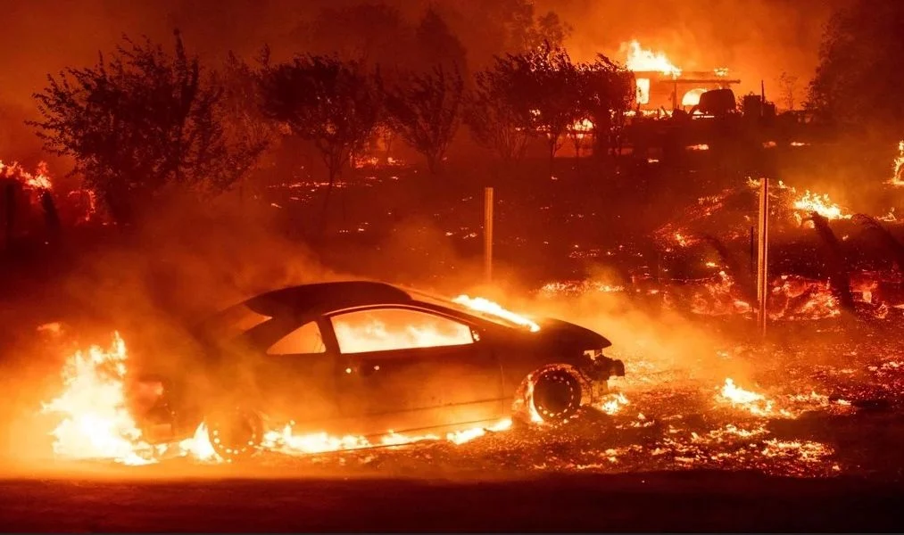 Fuertes vientos avivan los incendios forestales en California