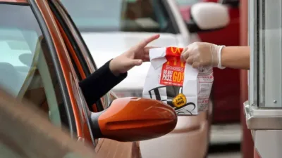 McDonald's suspende la inteligencia artificial con la que tomaba pedidos desde el coche