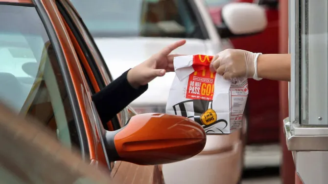 McDonald's suspende la inteligencia artificial con la que tomaba pedidos desde el coche