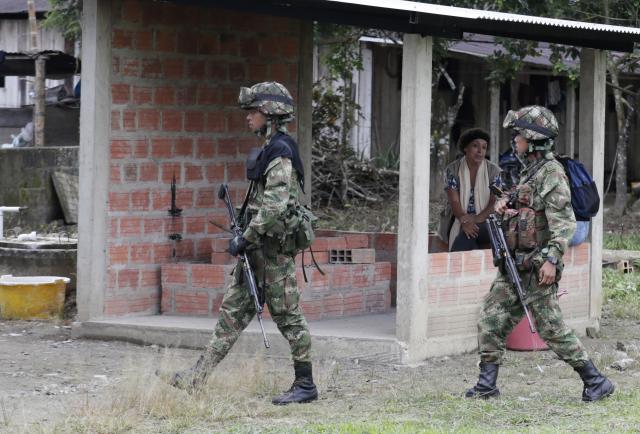 Condenan a prisión dos militares colombianos