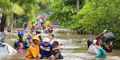 Autoridades socorren a afacetados por lluvias en El Salvador.