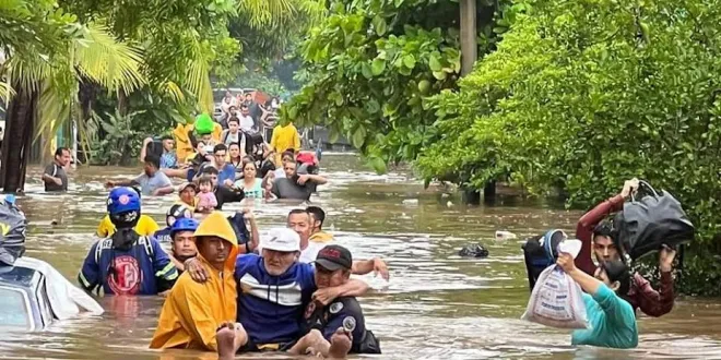 Autoridades socorren a afacetados por lluvias en El Salvador.