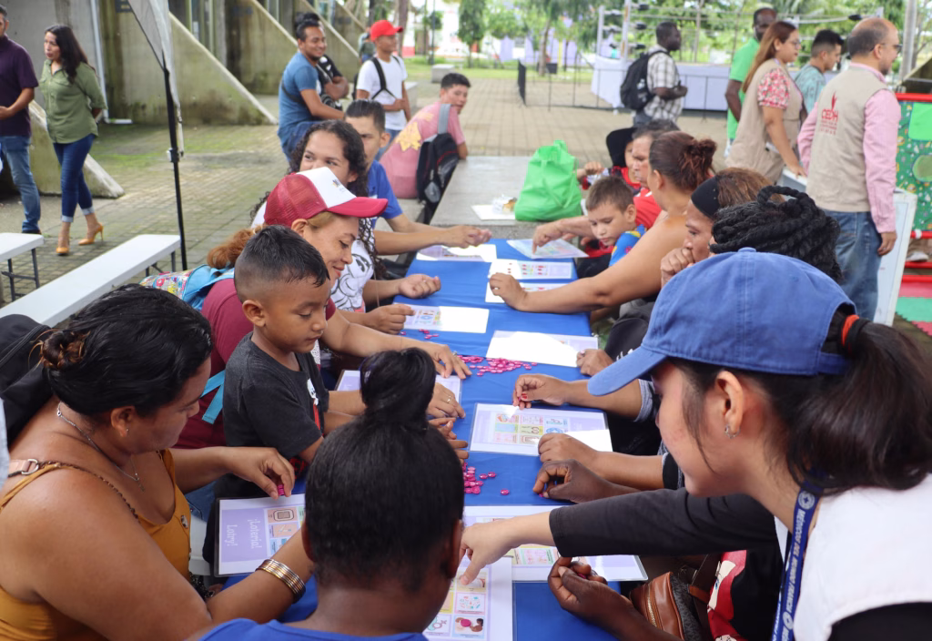 Migrantes acompañados de activistas permanecen en las principales plazas en la ciudad de Tapachula en el estado de Chiapas (México).
